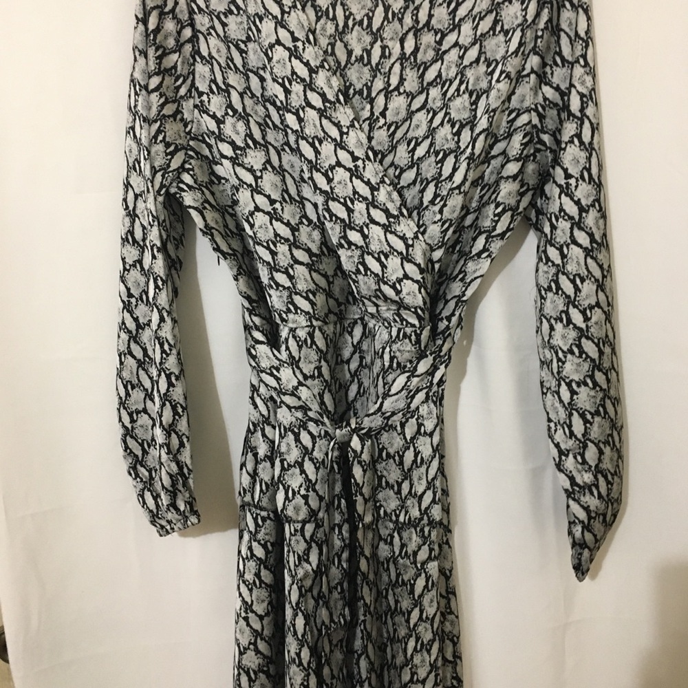 3/$28❤️Snake Print  Dress V neck - Picture 7 of 12